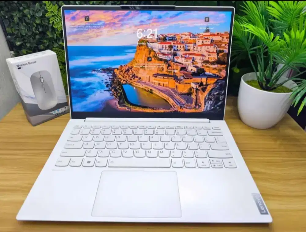 Lenovo Yoga Slim 7
Core i7-1165G7/16GB/1TB/Intel Iris xe/13 4K