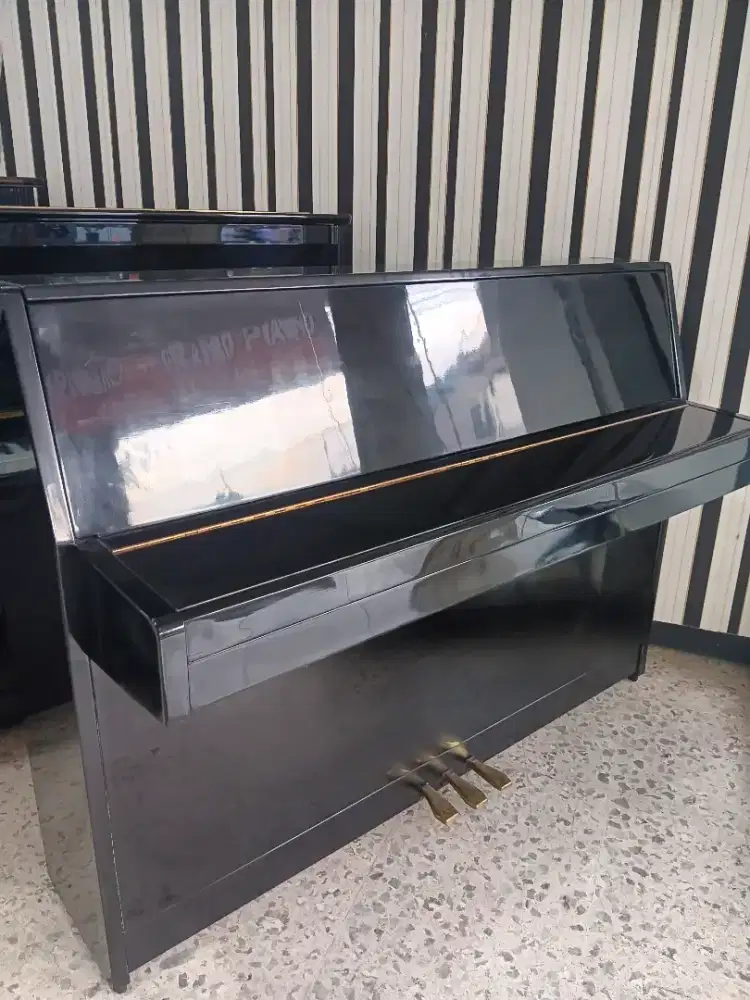 Piano Yamaha LU
