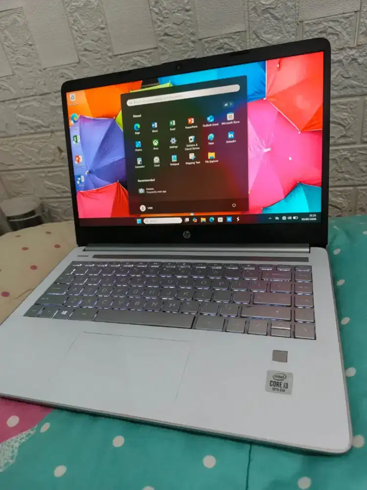 laptop HP 14s Core i3 gen 10.Ram 12gb/SSD256 . Keyboard nyala.