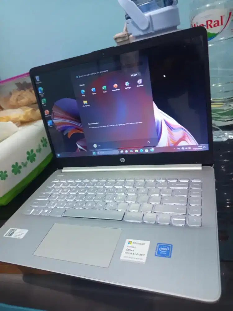 laptop HP 14s .Ram 4gb/SSD 256gb . Windows 11. Keyboard nyala.