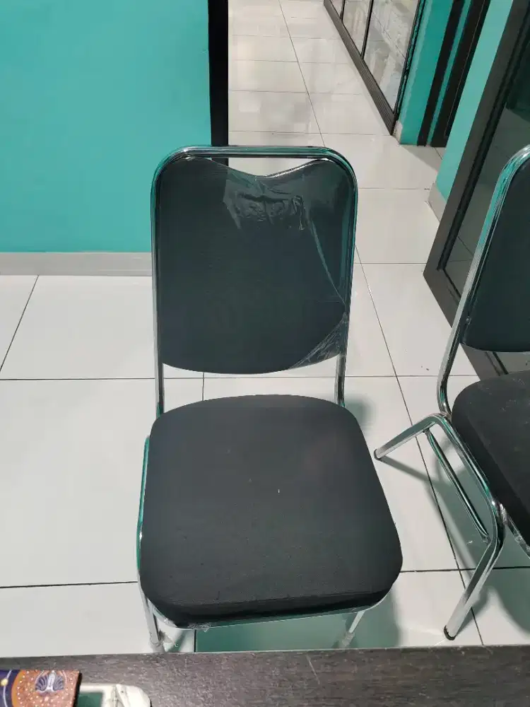 Kursi besi dudukan empuk