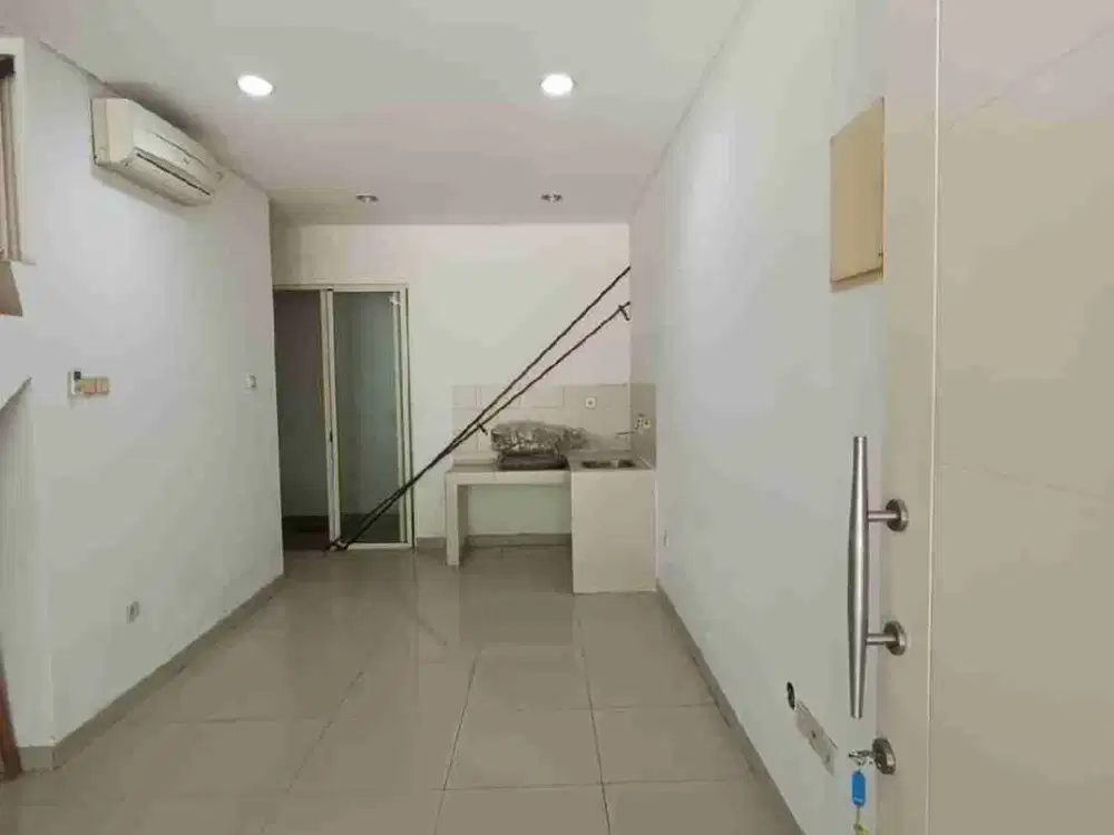 Rumah 3 lantai pik 1 lokasi strategis harga termurah