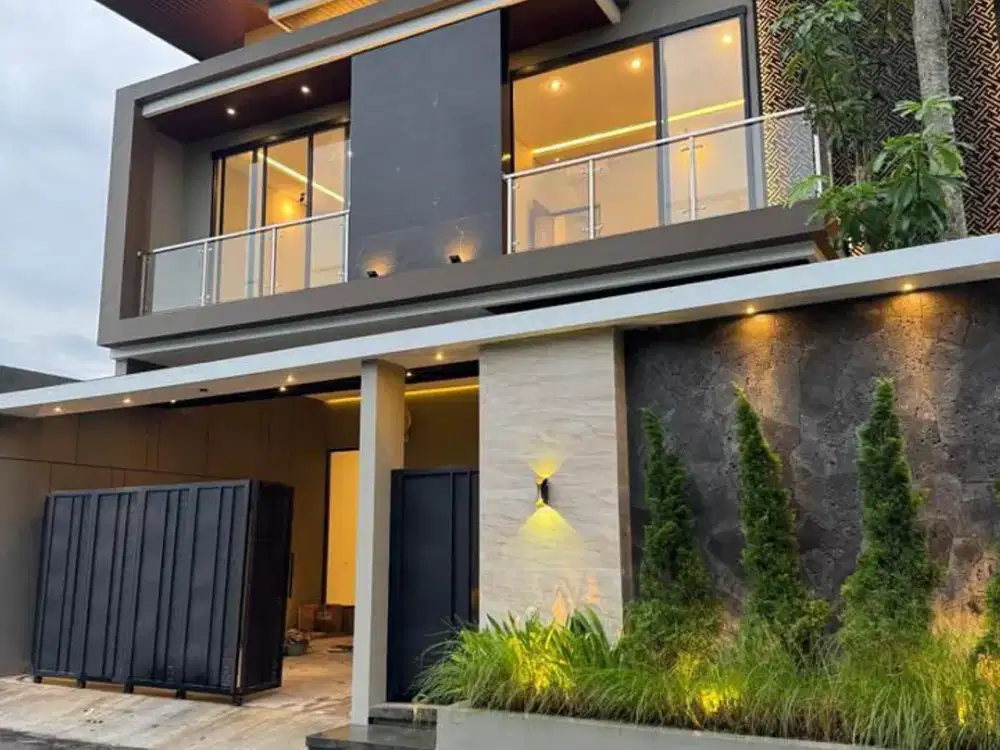 RUMAH SUPER MEWAH, PINGGIR JALAN DI UKRIM, DEKAT JALAN JOGJA-SOLO