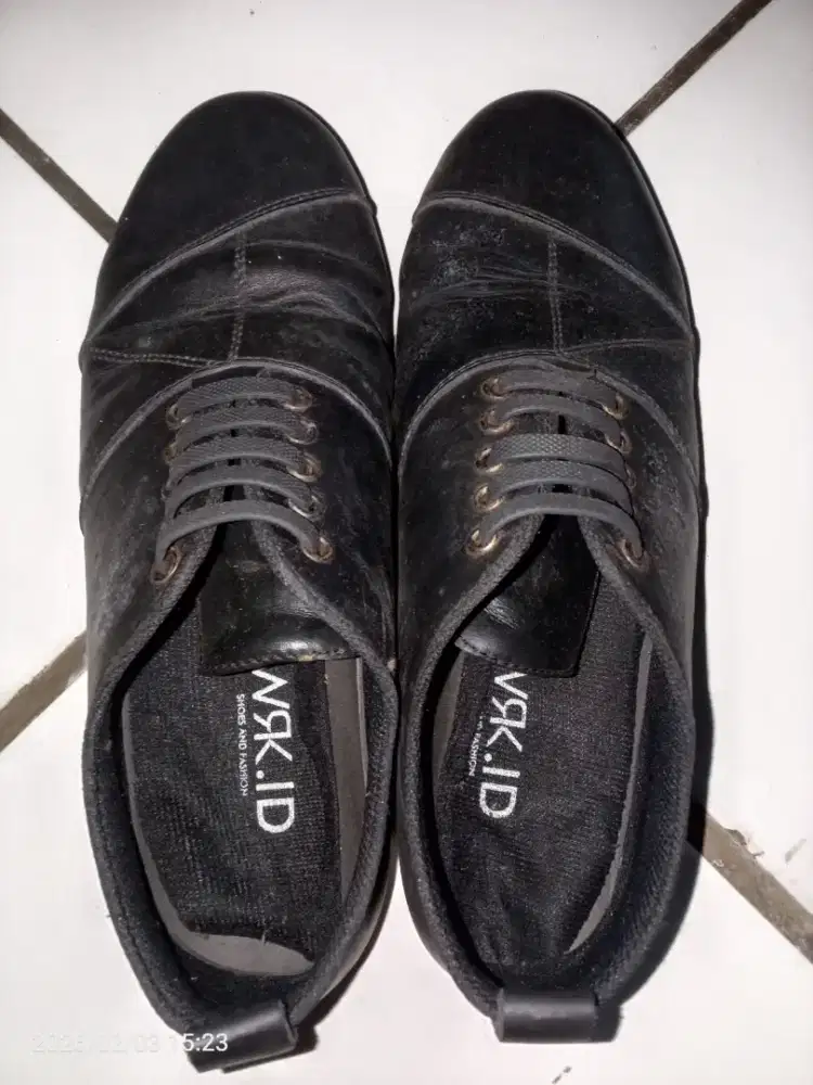 Sepatu pria warna hitam