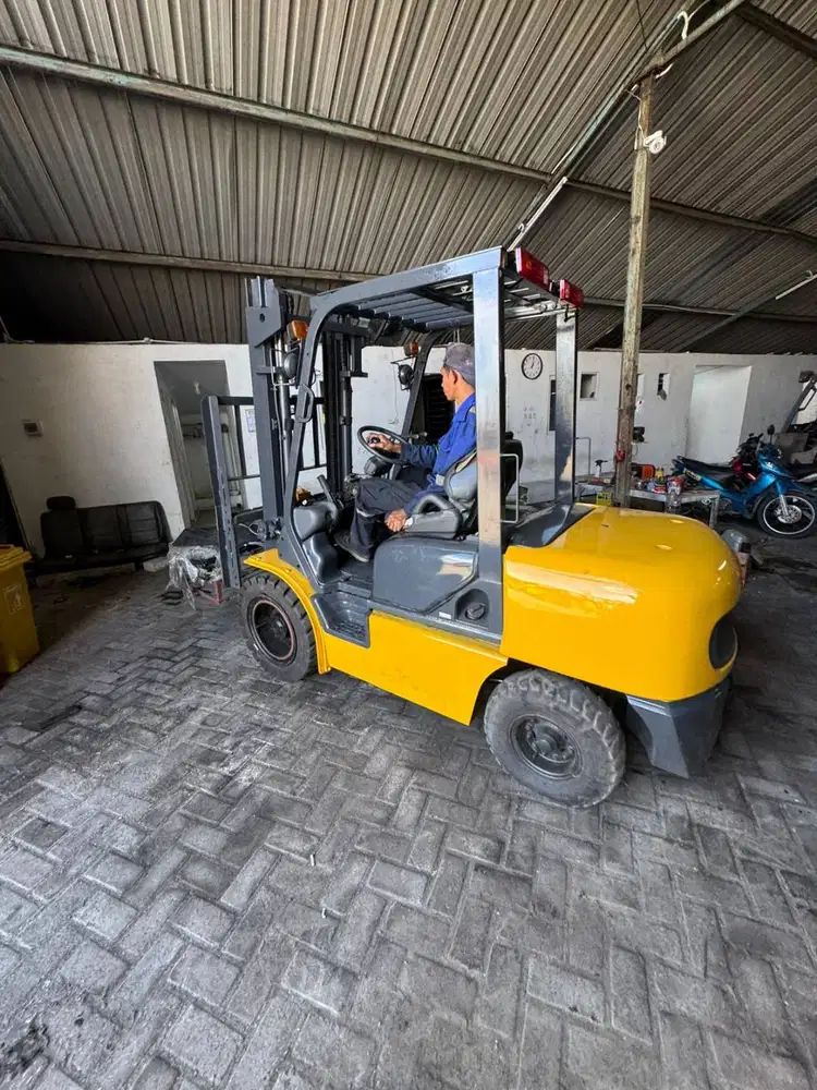 KOMATSU-12 3 TON MANUAL 3 METER MESIN ISUZU C240 HARGA TERJANGKAU