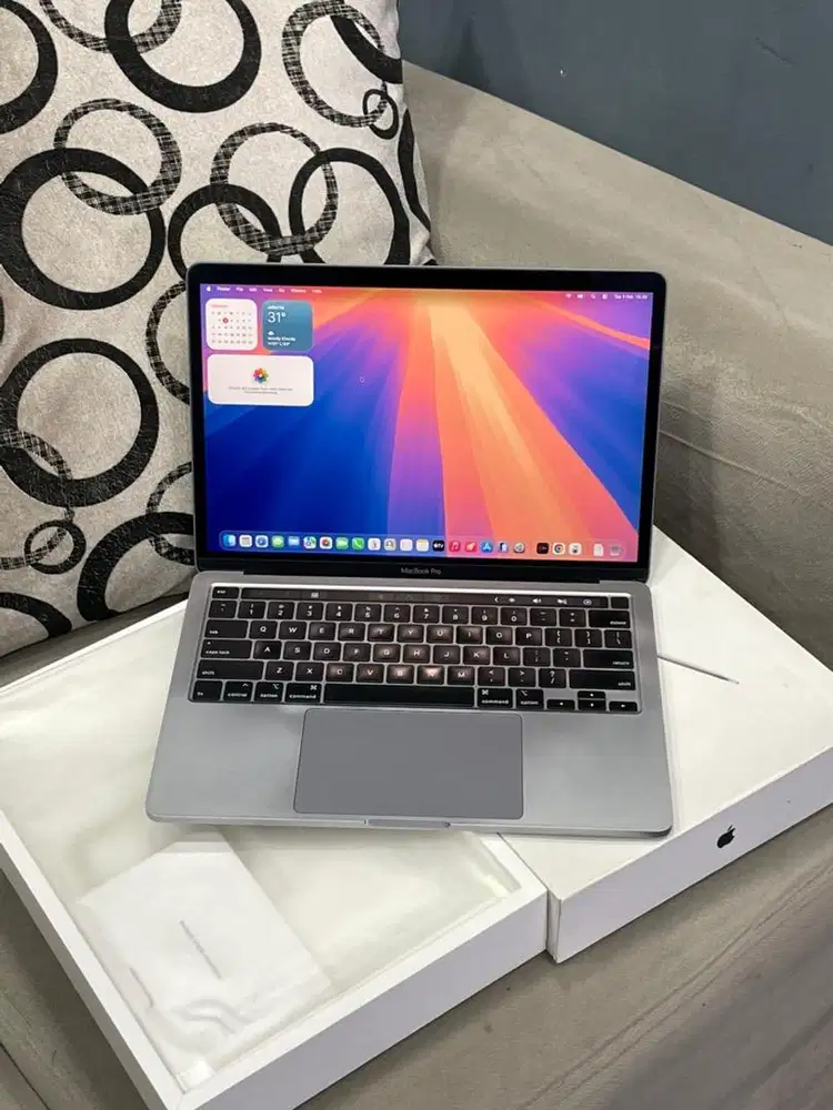 Macbook Pro 2020 MWP42 13”  Core i5 16/512GB Gray Like New