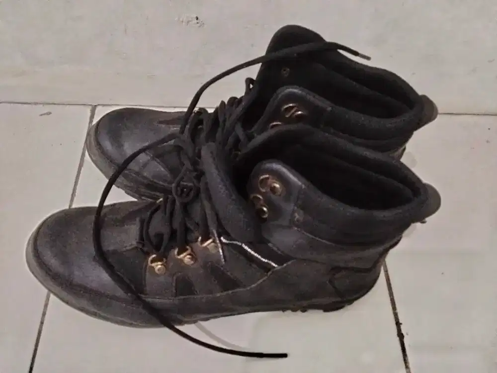 Sepatu boot kulit