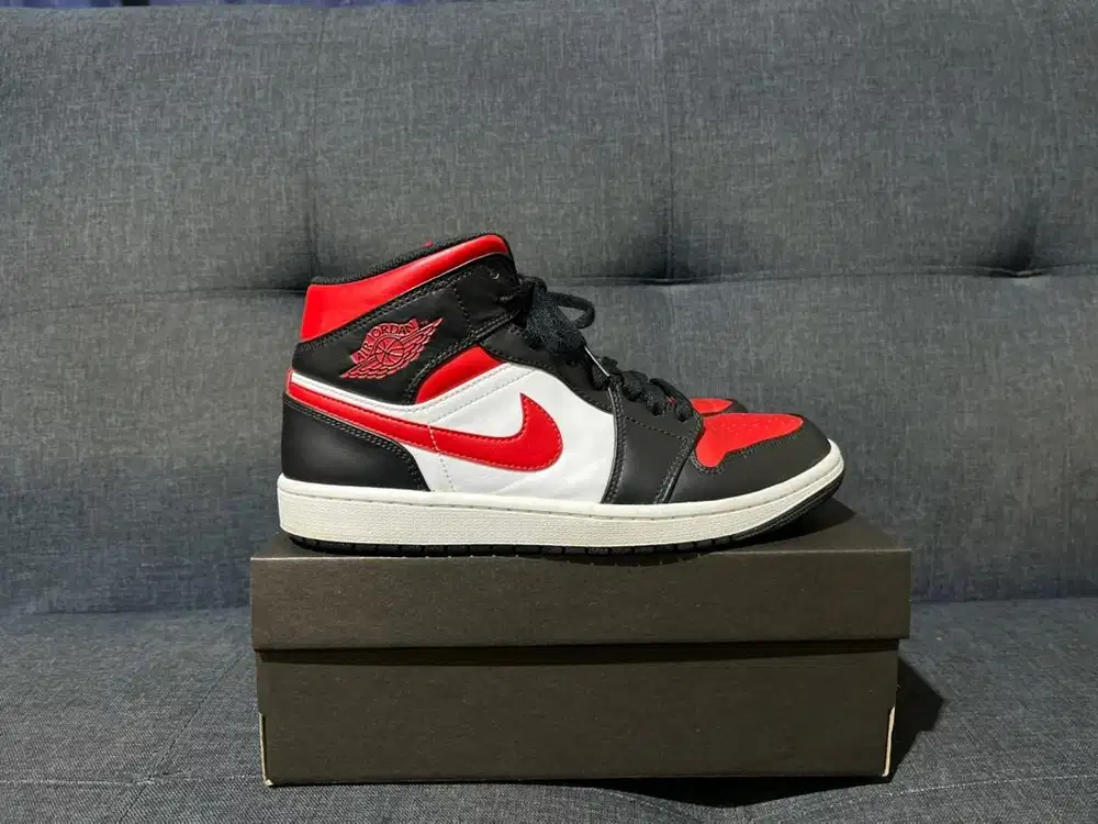 Sepatu Nike Air Jordan 1 Mid Black Fire Red
