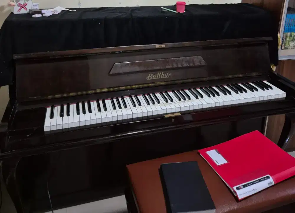 Piano Akustik Merek Balthur