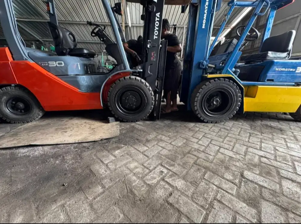 READY FORKLIFT BEKAS BERKUALITAS TERSEDIA BERBAGAI MERK DAN KAPASITAS