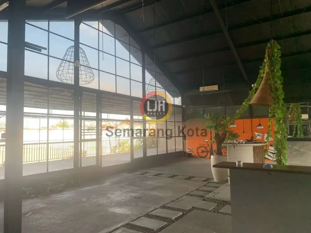 Bangunan Ex-Cafe di Daerah Tembalang