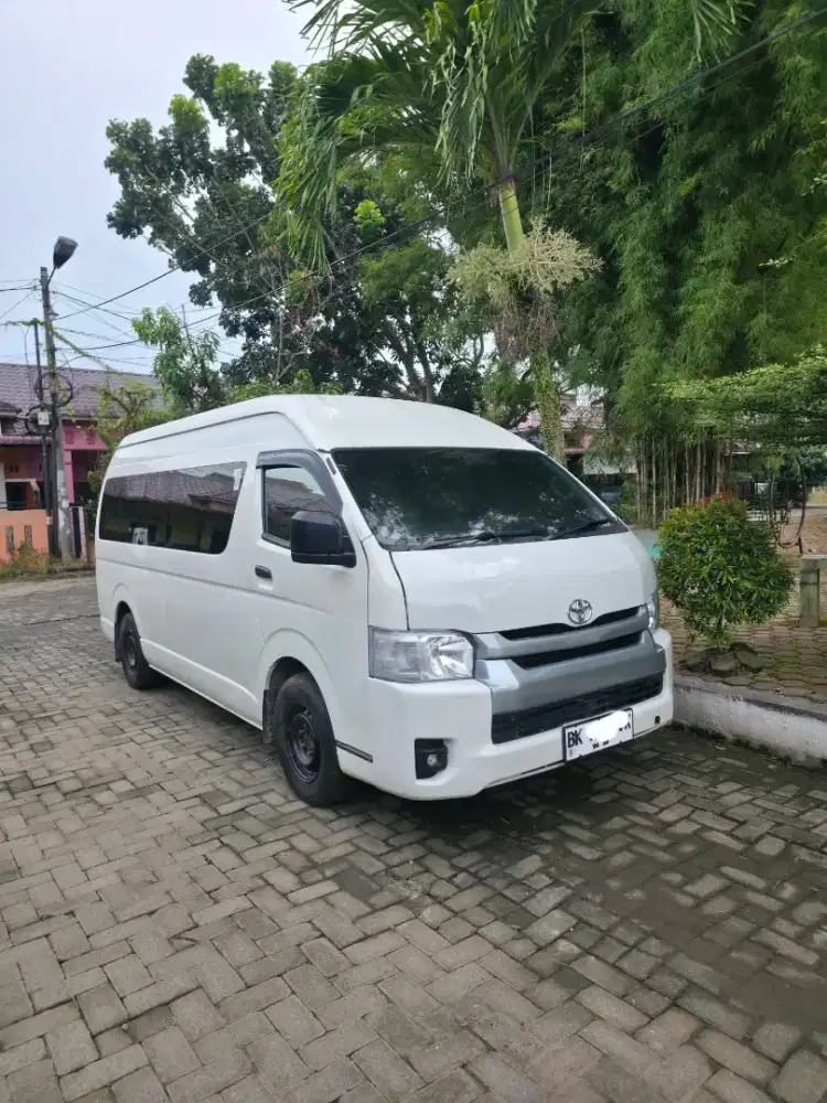 Toyota Hiace Commuter 2023
