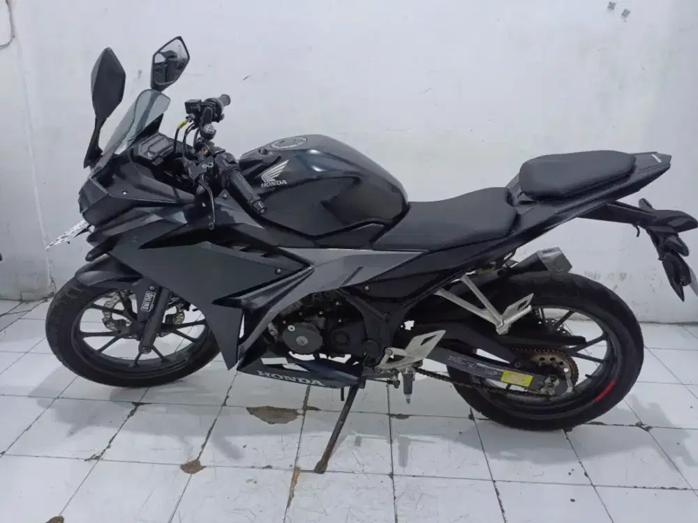 CBR 150 thn 2019 hitam