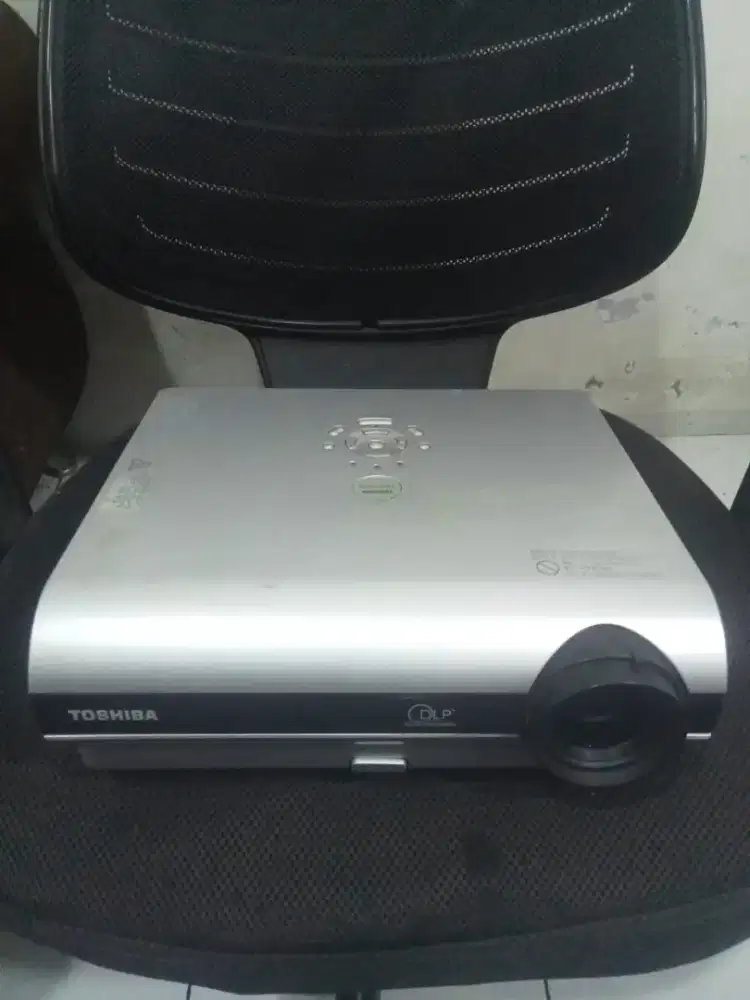 Proyektor TOSHIBA seri TDP-S25