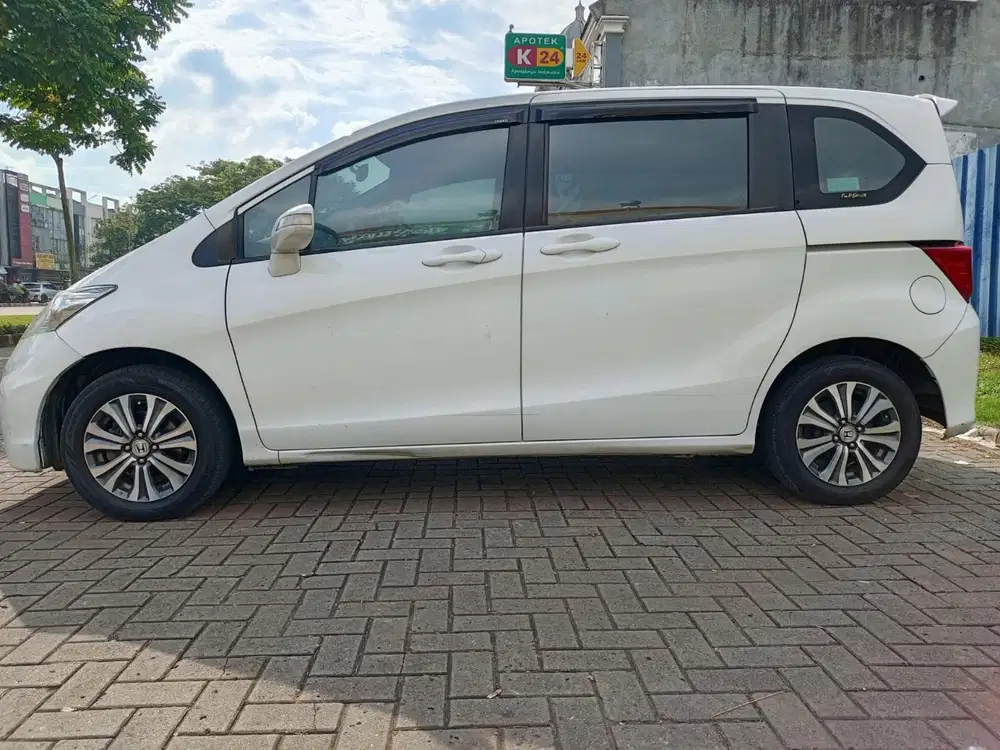 Honda Freed Psd 1.5 Automatic 2012 Bensin Putih Metalik