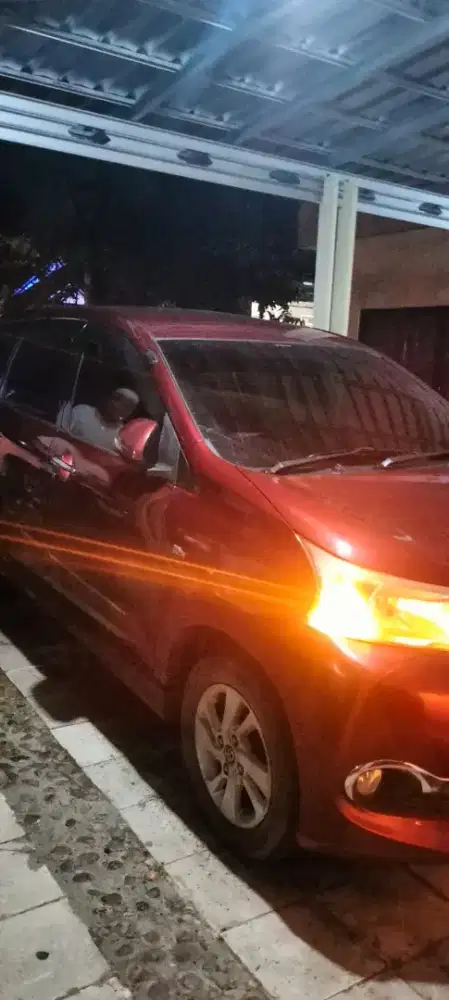 Jual mobil Avanza Veloz merah marun