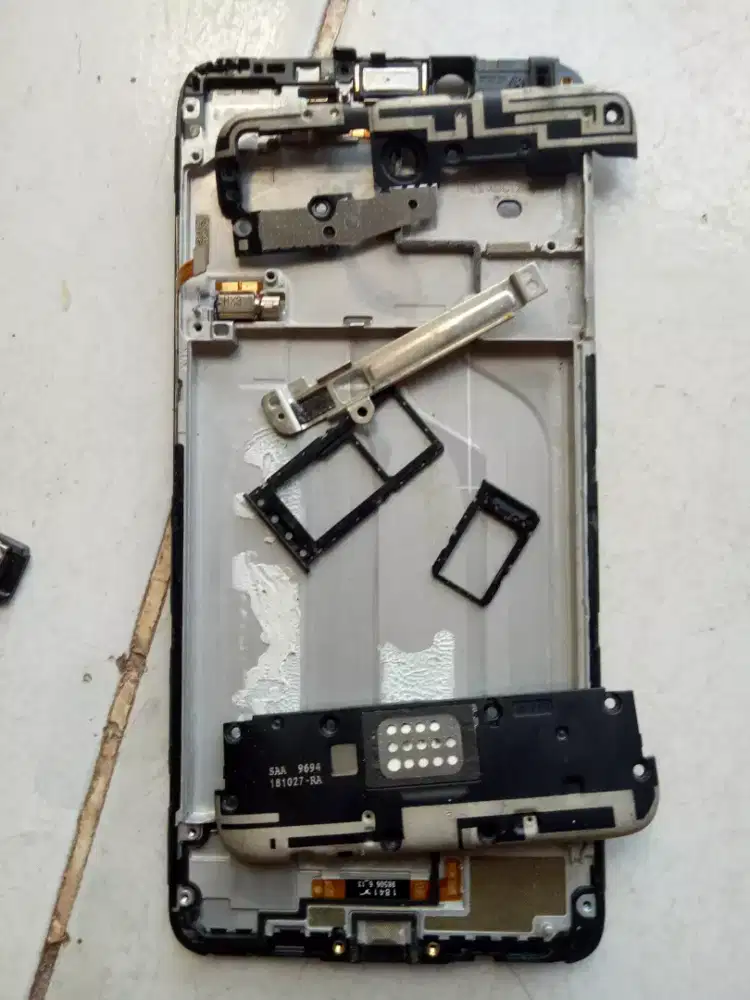 Body Redmi 6A + SIM tray + penutup soket lcd, mesin bawah, dan batre