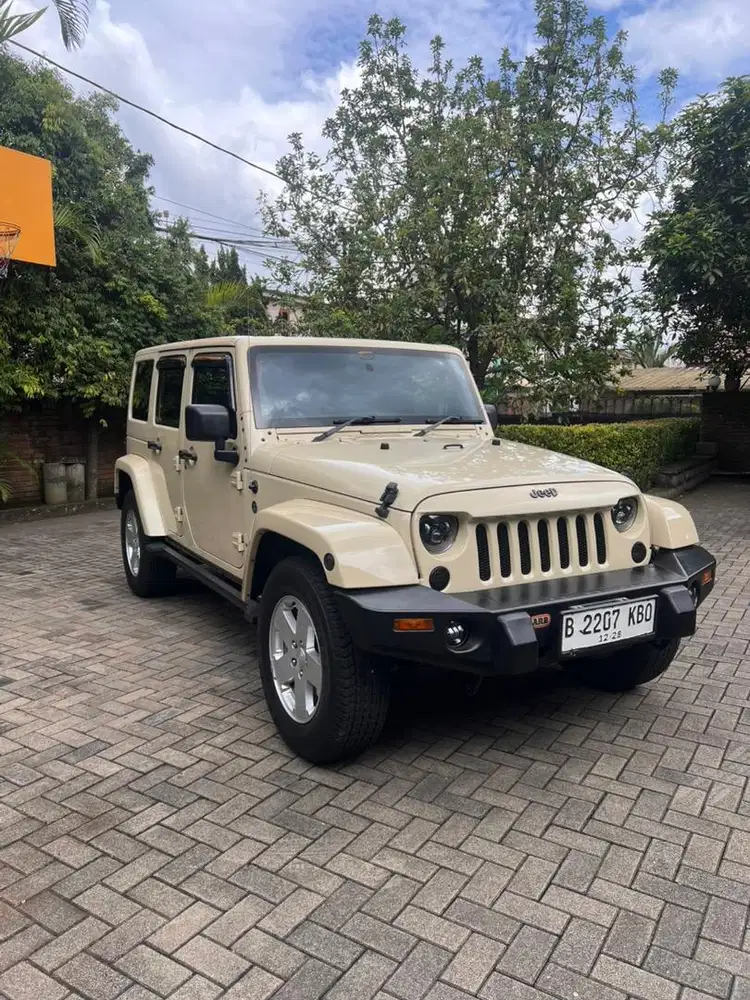 JEEP JL SAHARA (like new)