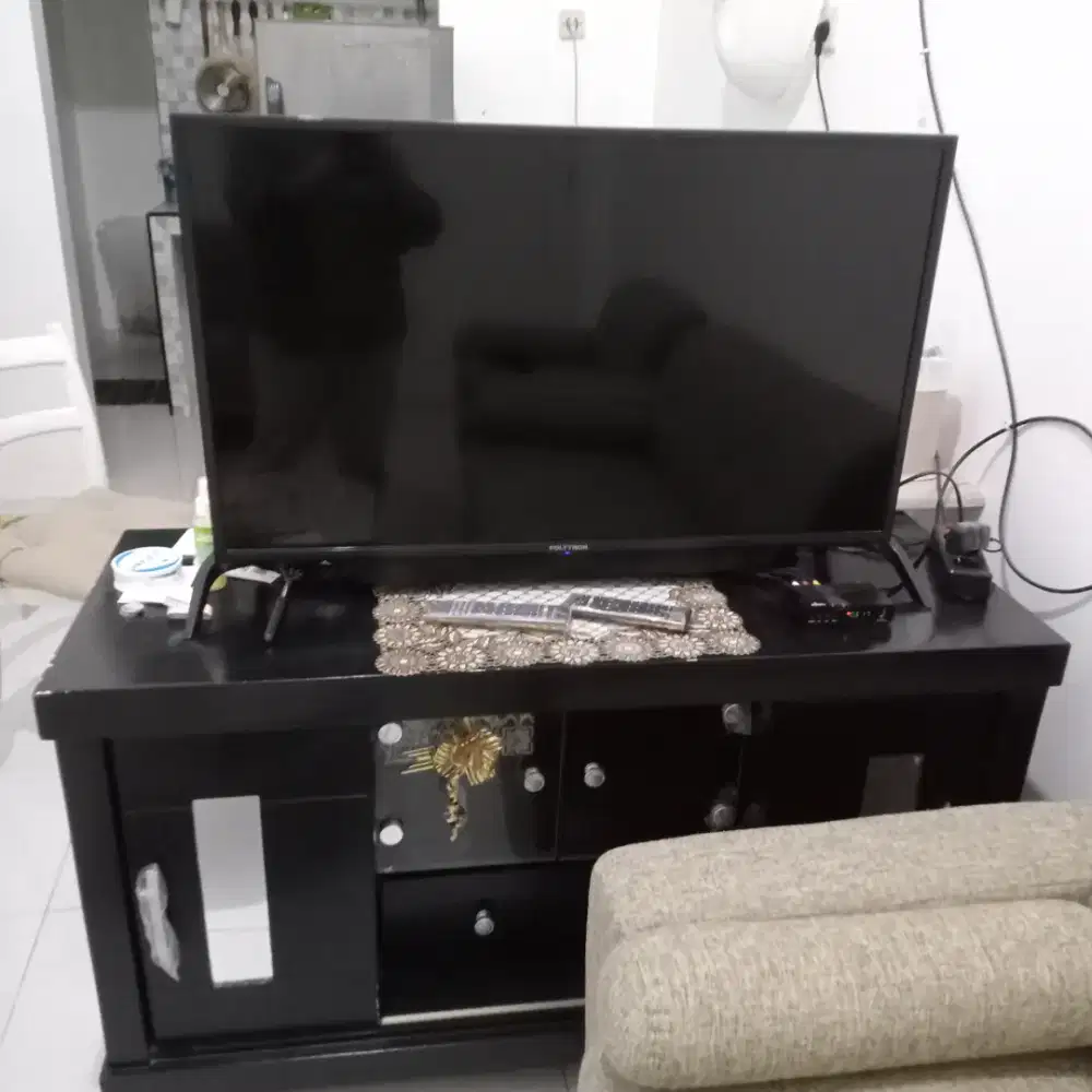 Satu set TV dengan subwoofer nya