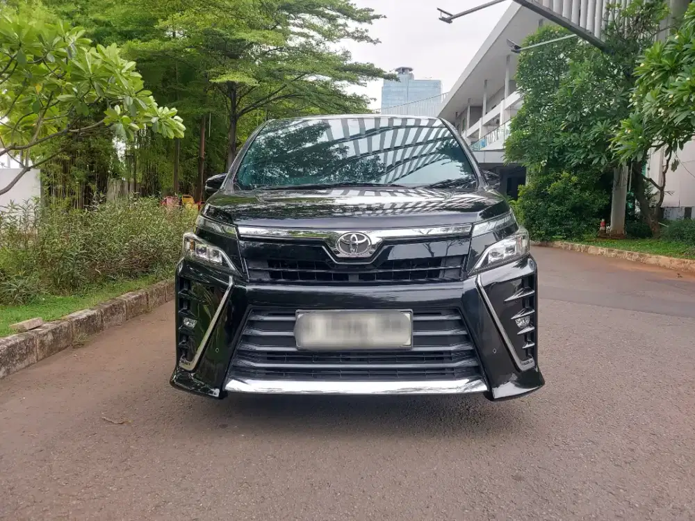 Toyota Voxy 2.0 AT Matic 2018 / 2019 Hitam