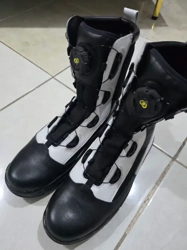 Sepatu PDL Provos Polri Pembagian