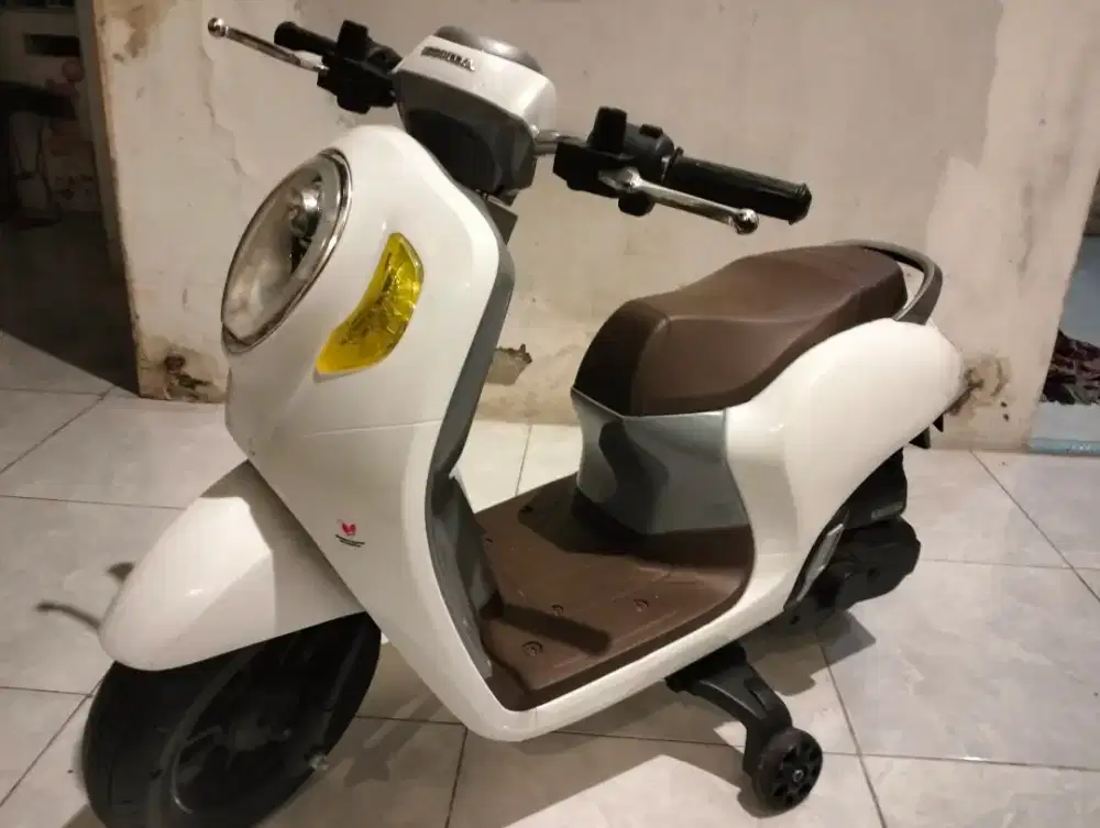 Motor aki anak Scoopy putih PMB toys