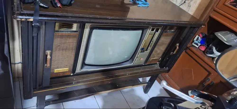 dijual tv jadul merk sharp kayu jati mesin mati hidup juga analog