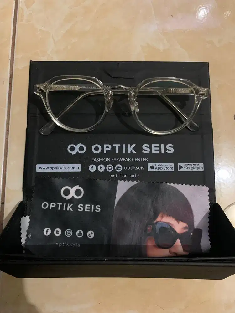 Kacamata minus wanita (merk Franc Nobel)