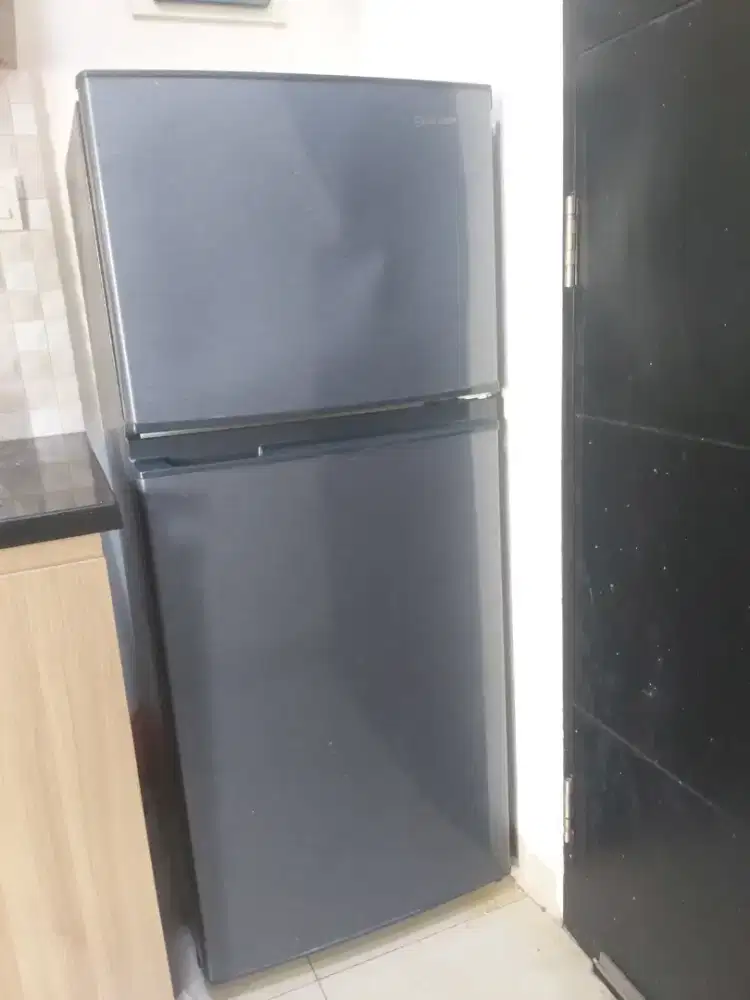 Jual murah kulkas sharpp 2 pintu masih dingin, harga 1,1jt bisa nego