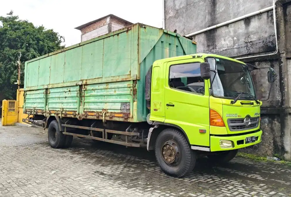 67rbKM +banBARU MURAH Hino engkel 4x2 FG 235 JP wingbox 2011 wing box