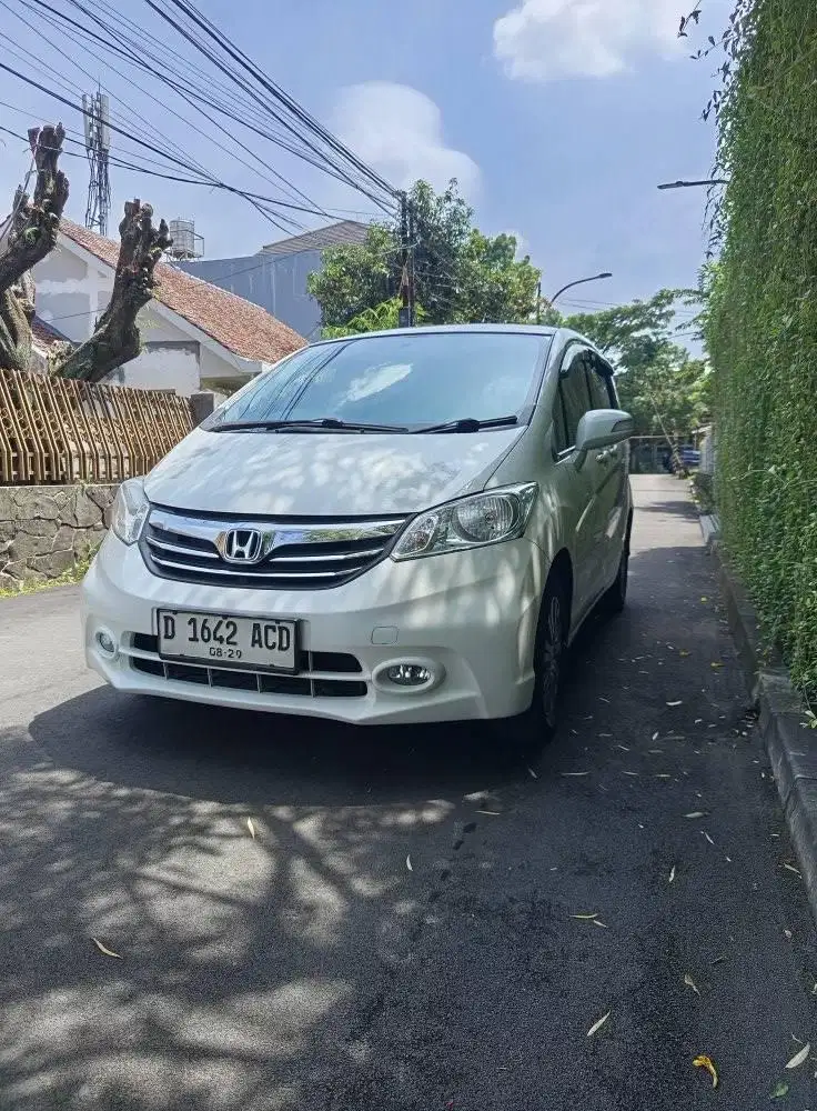 Honda freed psd 1.5 automatic 2014