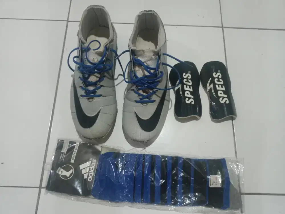 Jual Sepatu Bola Size 42 Apa Adanya + deker + kaos kaki baru 50k Net