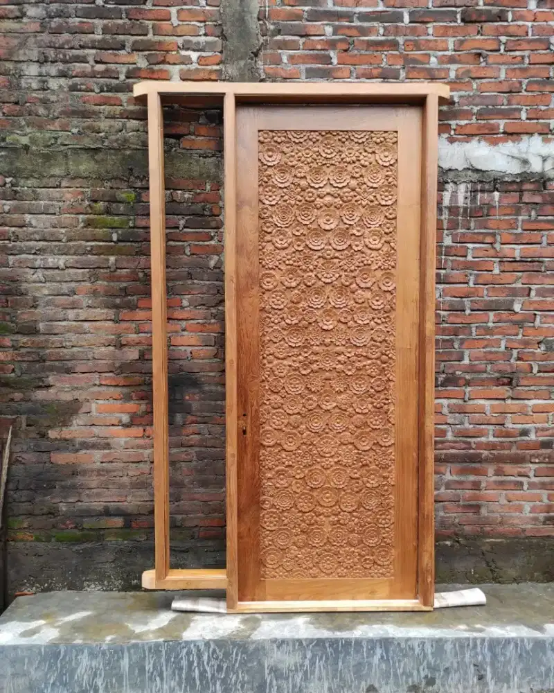 Pintu rumah ukir plus jendela kaca