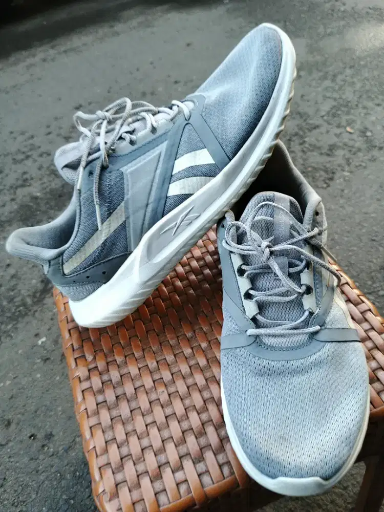 Jual sepatu Reebok energi original size 43 bisa kirim bayar cod