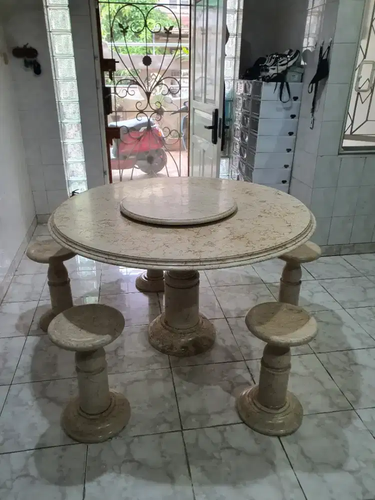 Meja makan marmer besar tengah bisa diputar