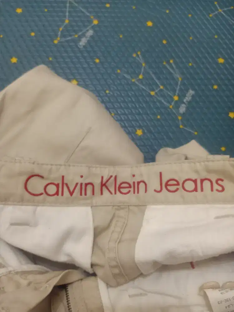 celana chino calvin klein krem