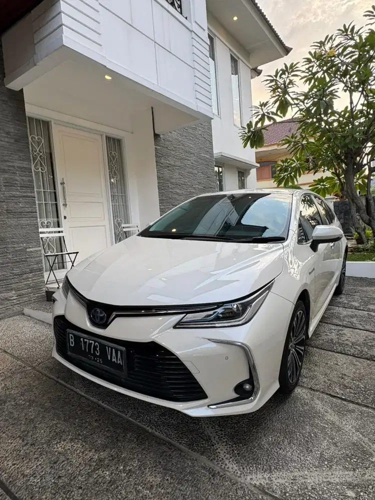 Toyota corolla altis hybrid AT 2020 warna putih