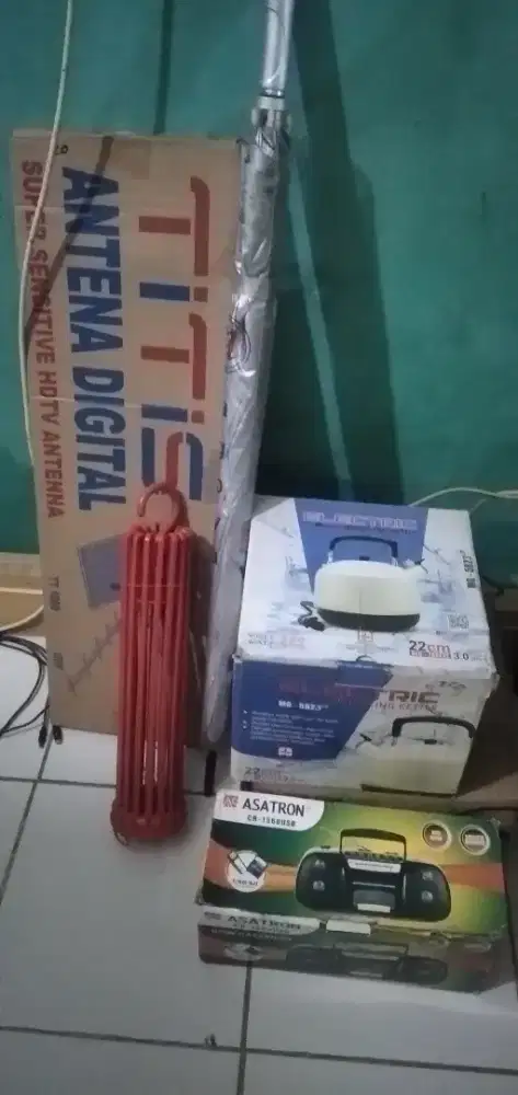 Antene TV, payung, gantungan jemuran, teko listrik dan radio kaset.