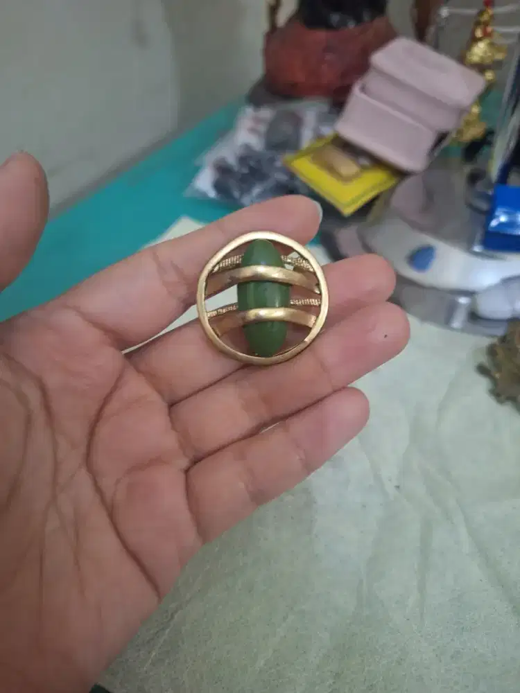 Bross pin bundar emas 
Dengan batu giok hijau 
Limited edition 
Barang