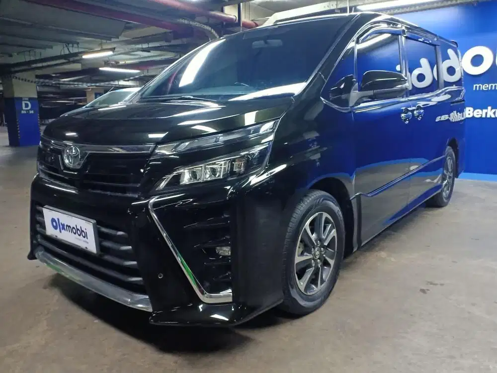 LIKE NEW - Toyota Voxy 2.0 Bensin-AT 2017