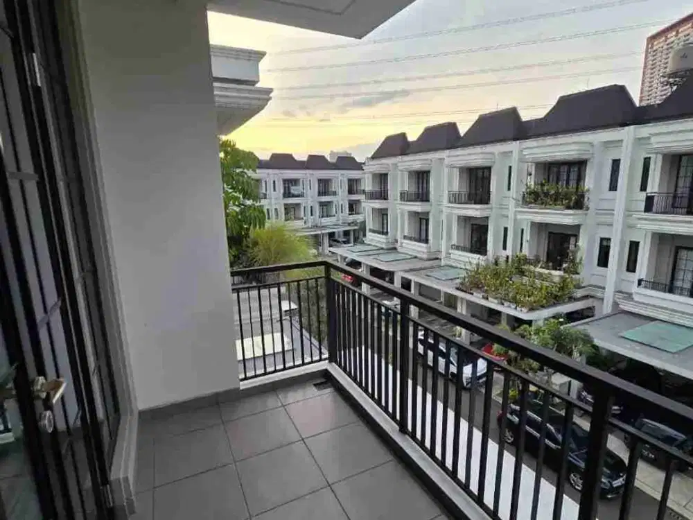 Rumah mewah 3 lantai  Winona Alam Sutera