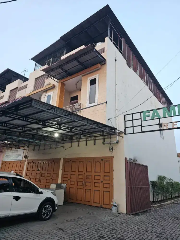 Disewakan Ruko 2½ tingkat