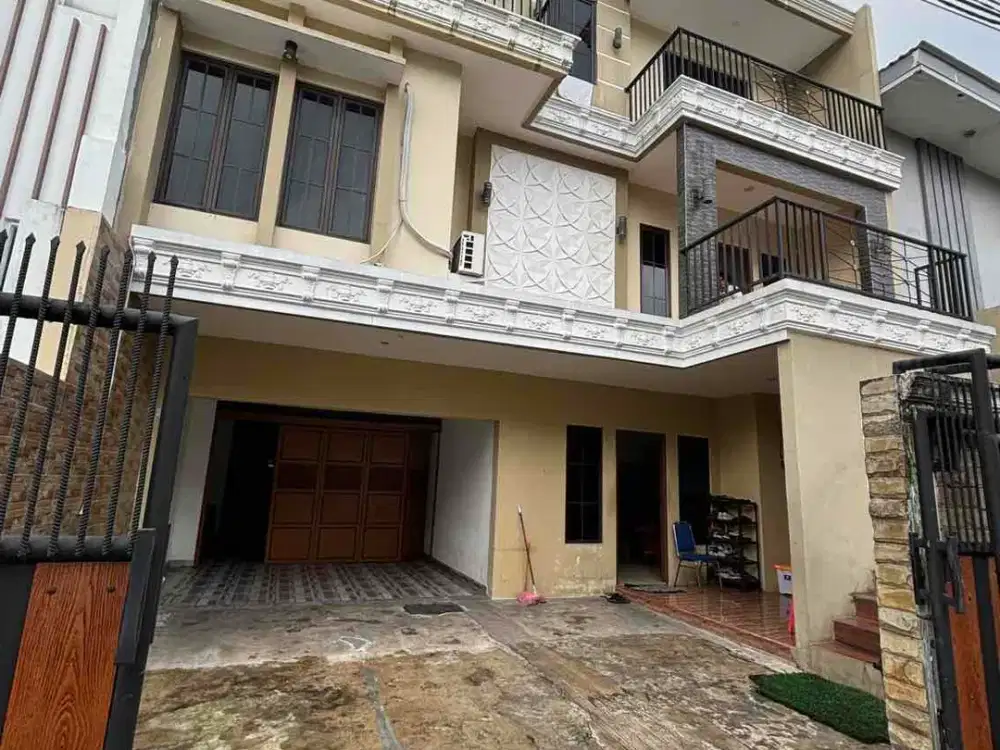 Dijual murah Rumah 3 lt 10 x 20 m2 di Meruya  Kavling Dki Jakbar Shm hadap selatan ada 5+2 kt 3+1 km garasi 2, carport 2 semi furniture.