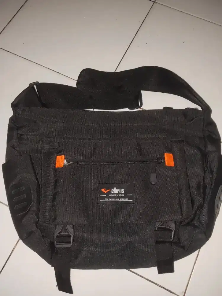 Tas slempang Elbrus muat banyak