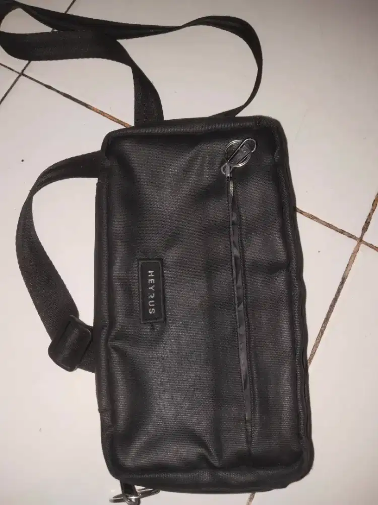 Tas slempang Russel