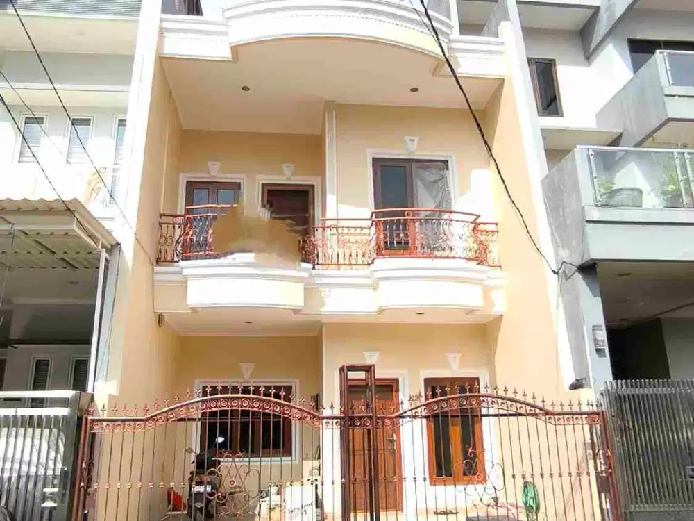 DIJUAL RUMAH BAGUS  2 LANTAI UNIT LANGKA HARGA MURAH DI TAMAN SURYA 3