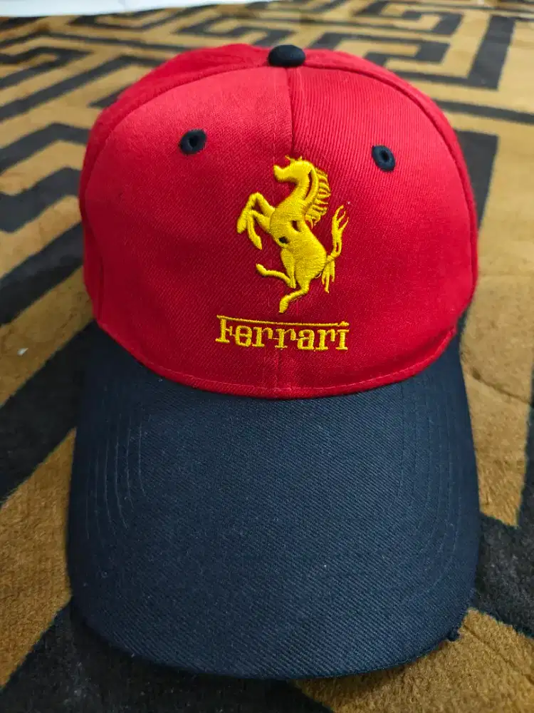Topi Ferrari merah