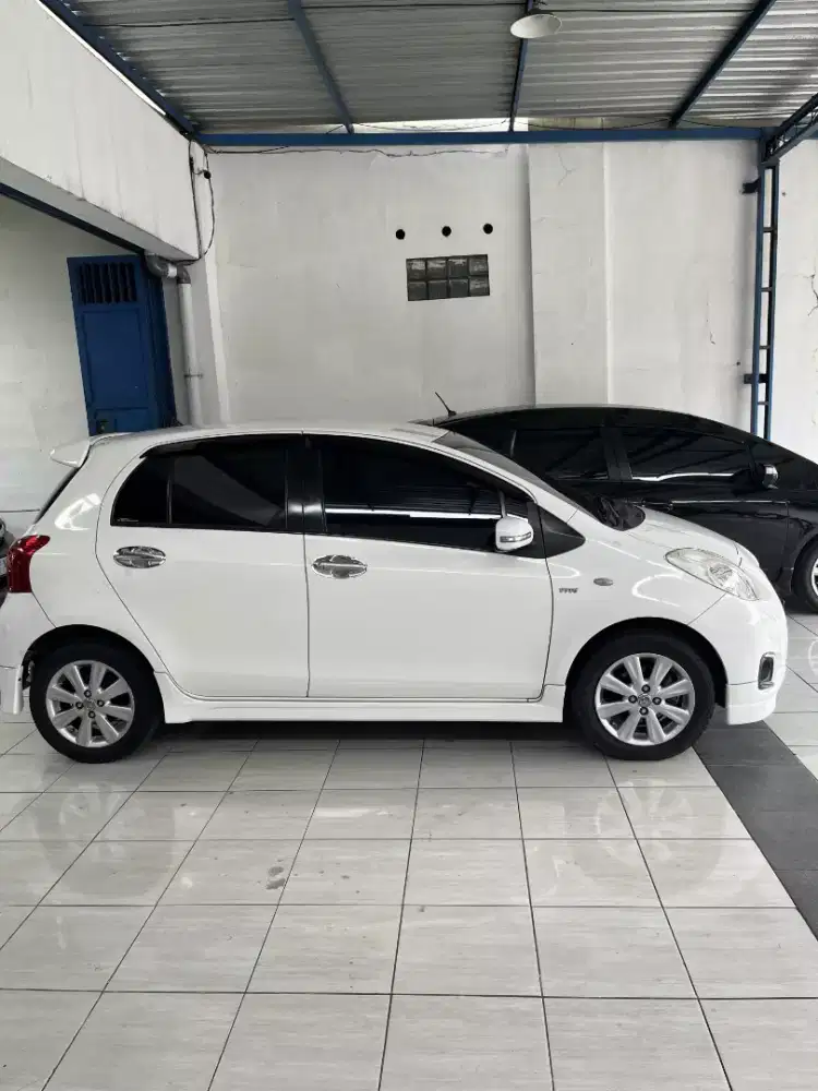 [2,7jtx59] YARIS E AT RARE KONDISI 2013