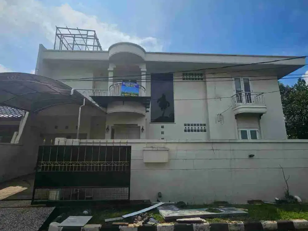 Di jual rumah bagus siap huni 2 lantai 4 kamar tidur lokasi strategis di vila melati mas Serpong Tangerang Selatan