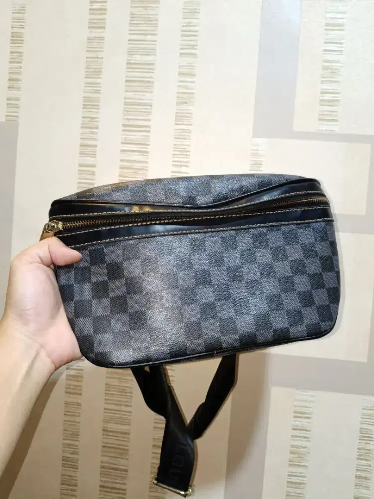 Tas selempang merk LV